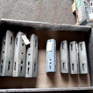 CORNIERE100X100X10 L520MM18R73